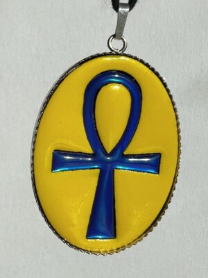 Pendentif croix d'Ankh couleur bleu égyptien lapis lazuli sur fond jaune en argent massif, éclairage naturel